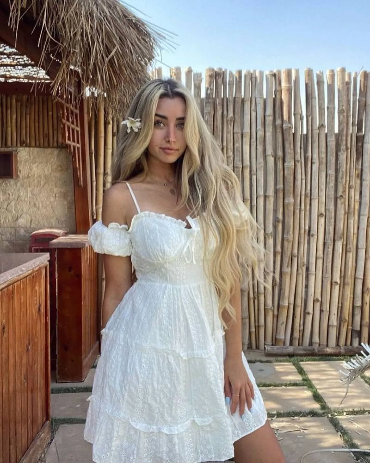 هنا الزاهد بفستان باللون الأبيض