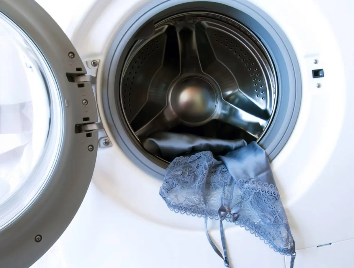 طرق متبعة في نزع بقع الزيت عن الملابس الساتان