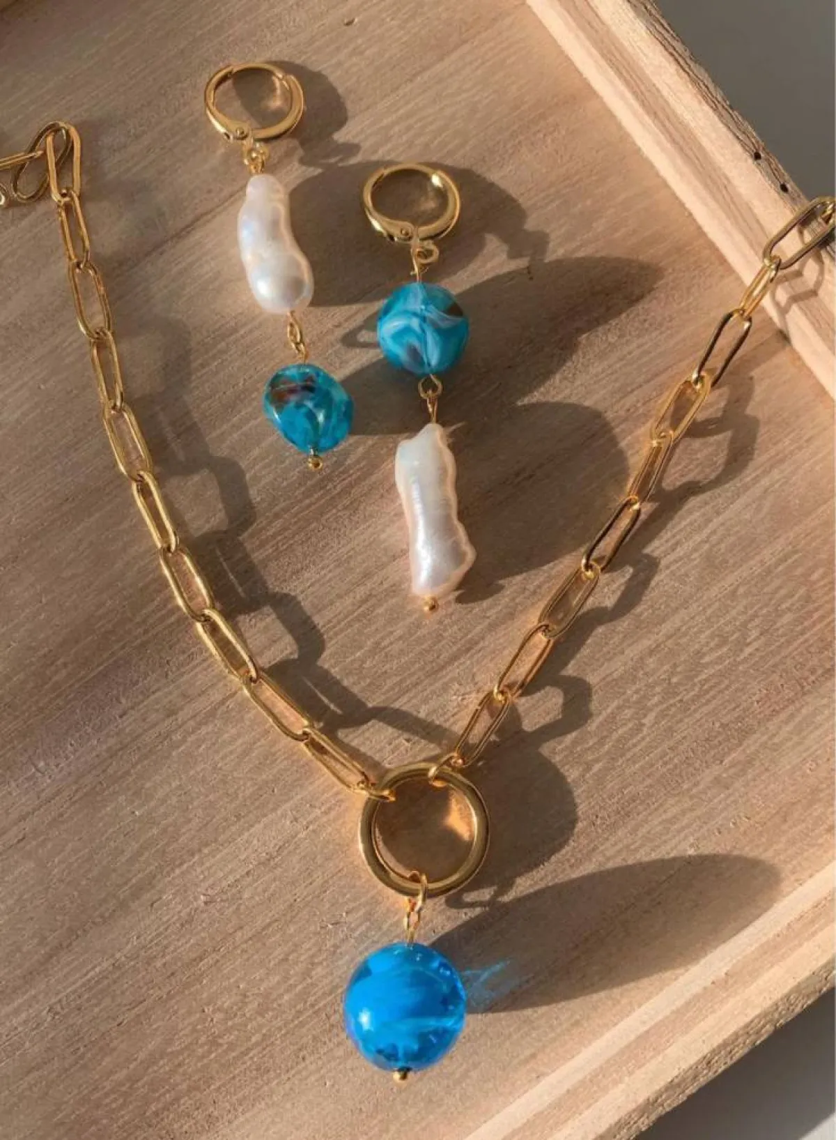 من تصاميم المصممة هنا أبو الزور