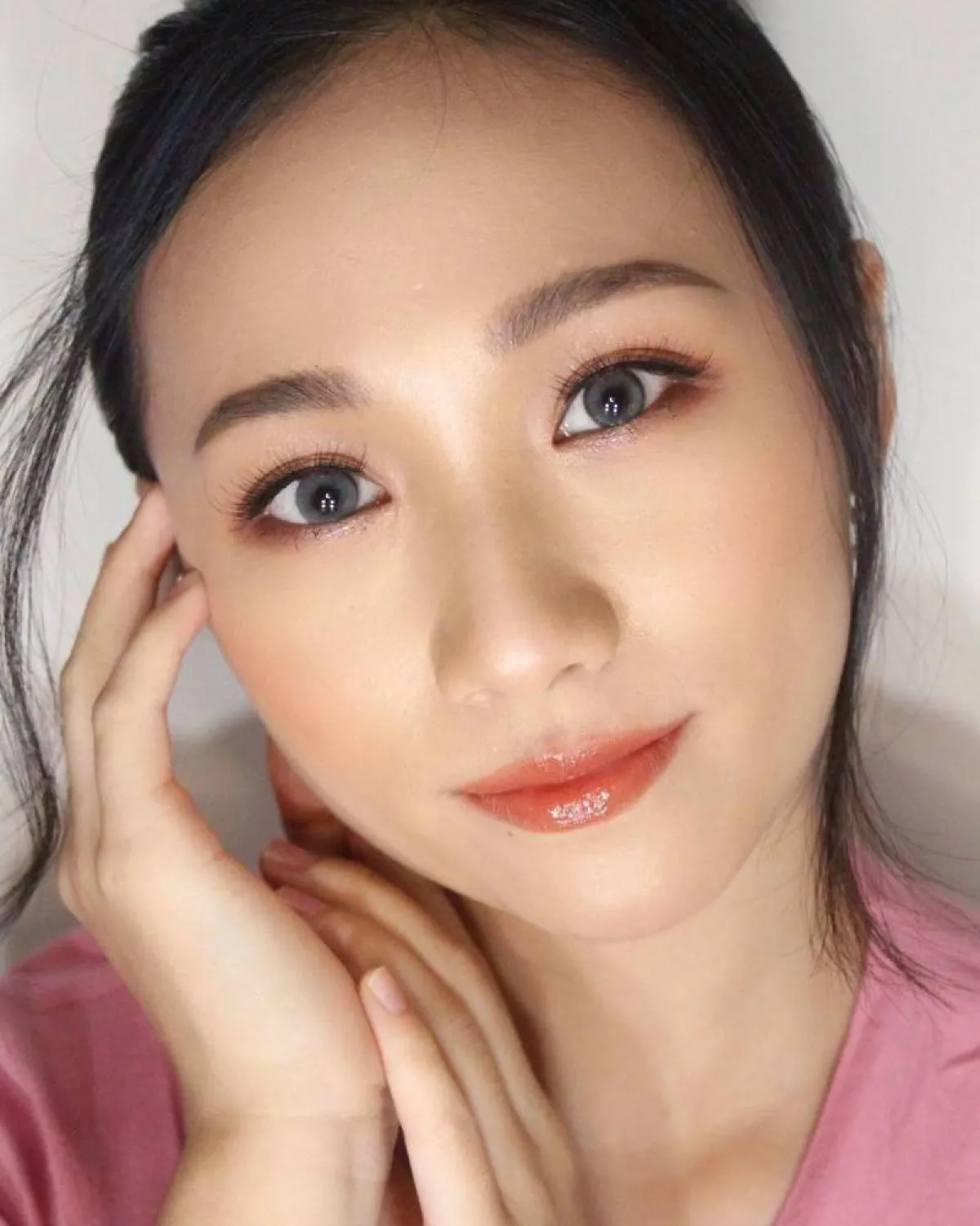 مكياج كوري خفيف للمدرسة بأحمر شفاه وردي لامع مع ظلال عيون باللون الوردي