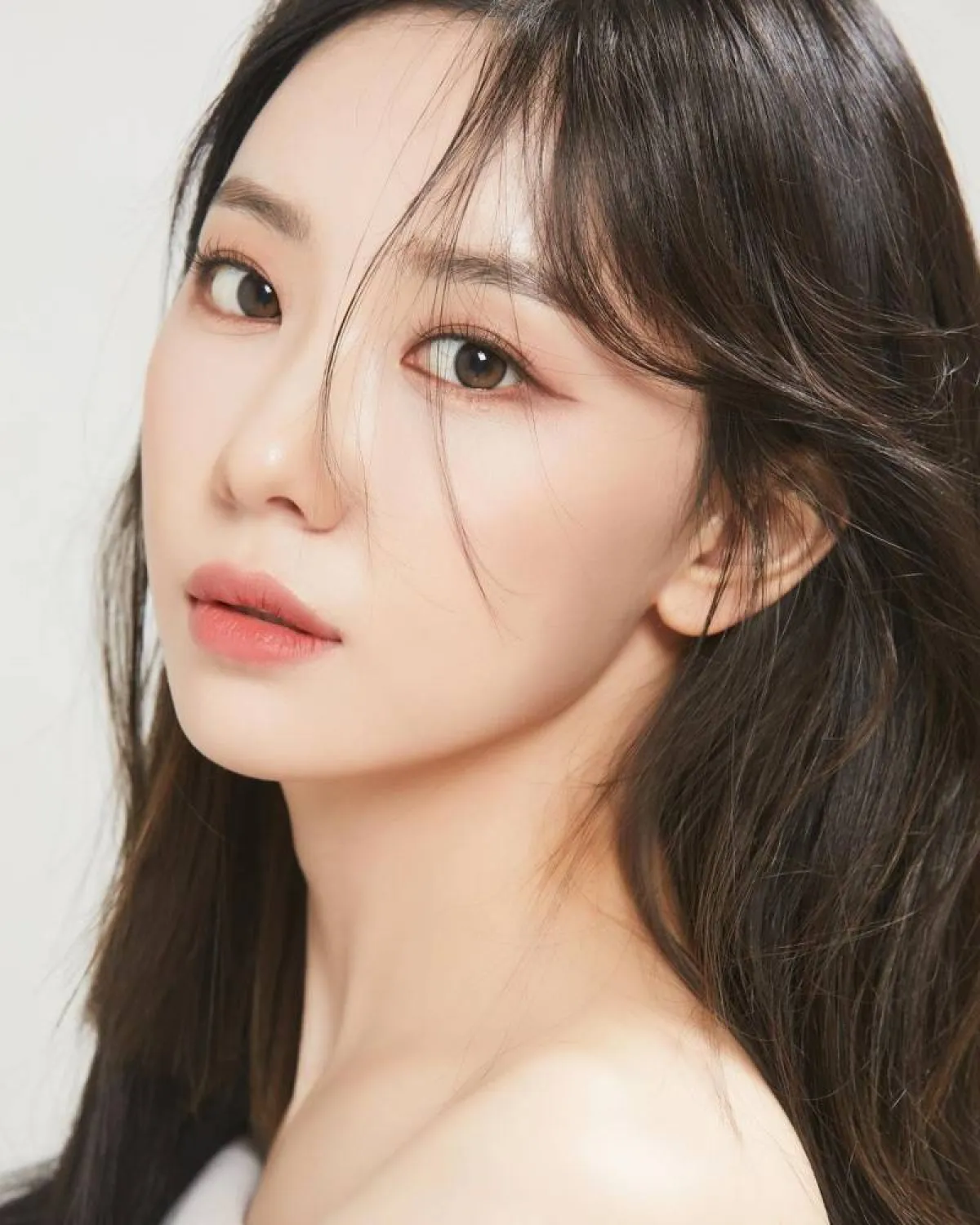 يمكن استخدام ظلال عيون وردي أو خوخي مع بلاشر بنفس لون ظلال العيون لتطبيق مكياج كوري خفيف للمدرسة