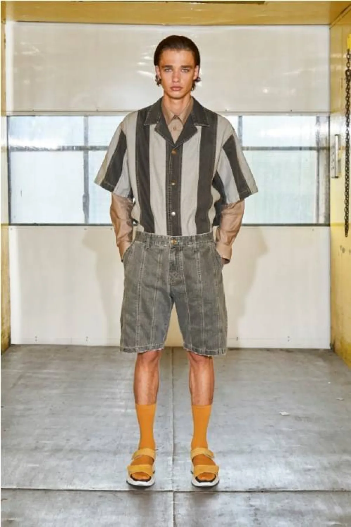 تنسيق الشورت مع القميص من عروض الرجل ربيع وصيف 2022 من أميري  Amiri