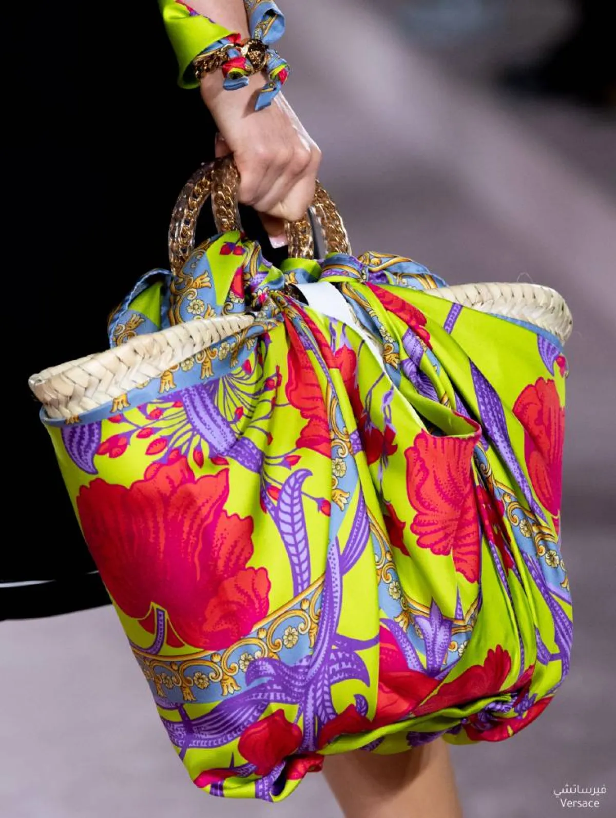 إكسسوارات مطبّعة بالأزهار