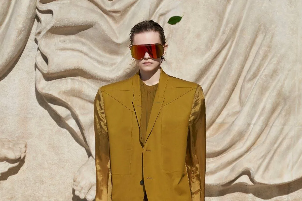 نظارات شمسية أحادية العدسة