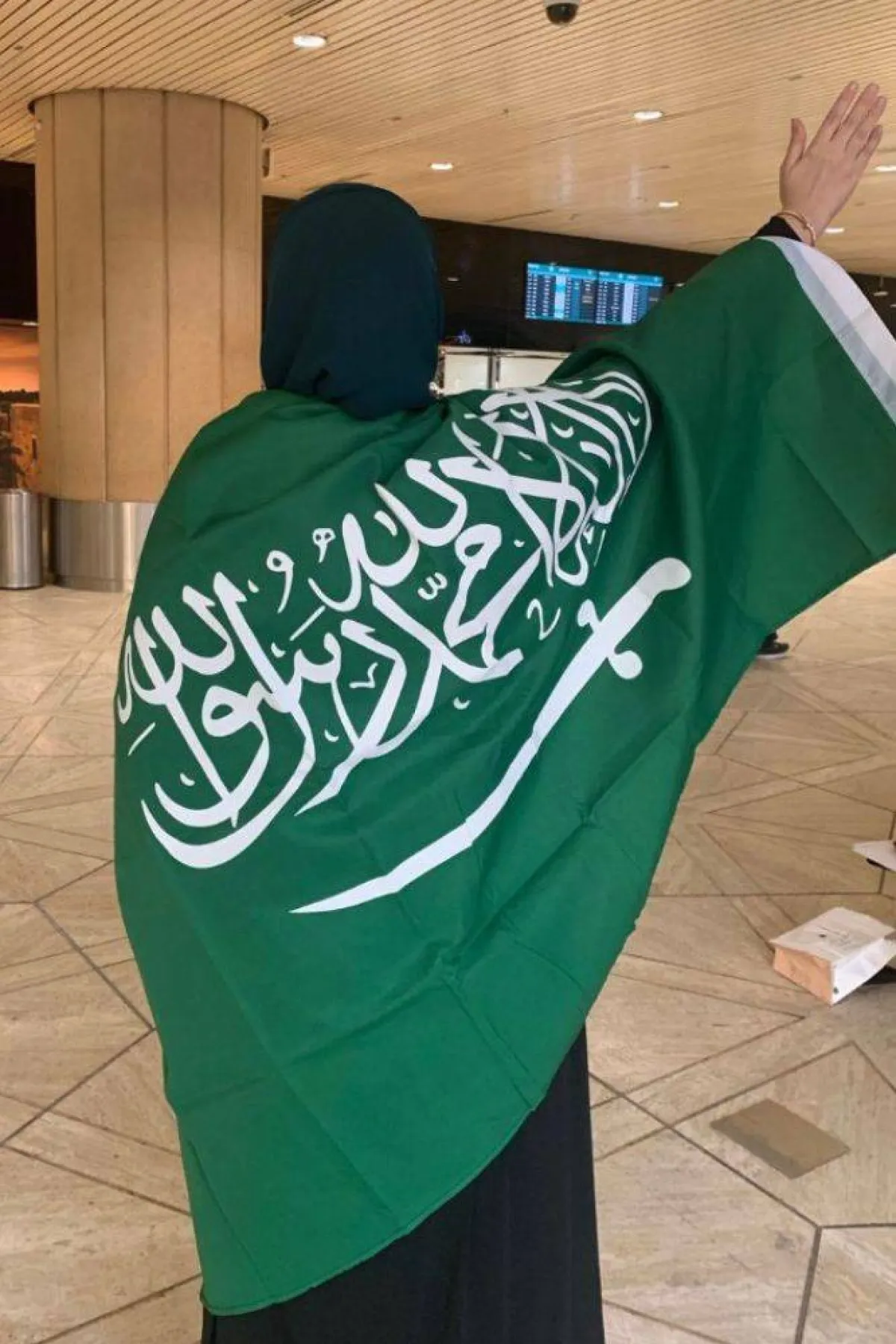 صورة تظهر روبي خالد رجب بعلم السعودية مصدر الصورة روبي رجب