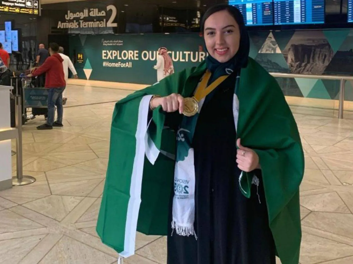 صورة تظهر روبي خالد رجب بعلم السعودية مصدر الصورة روبي رجب