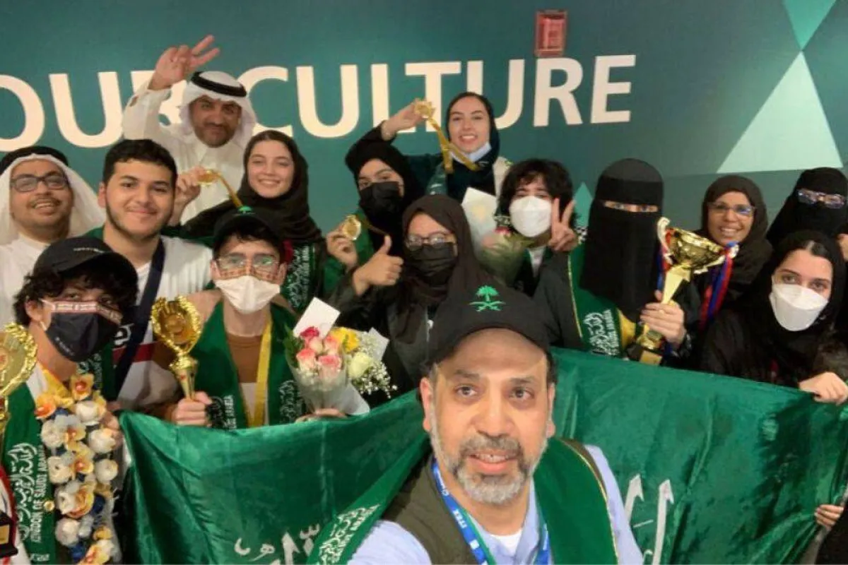 صورة تظهر روبي خالد رجب برفقة فريق ايتكس السعودي مصدر الصورة روبي رجب