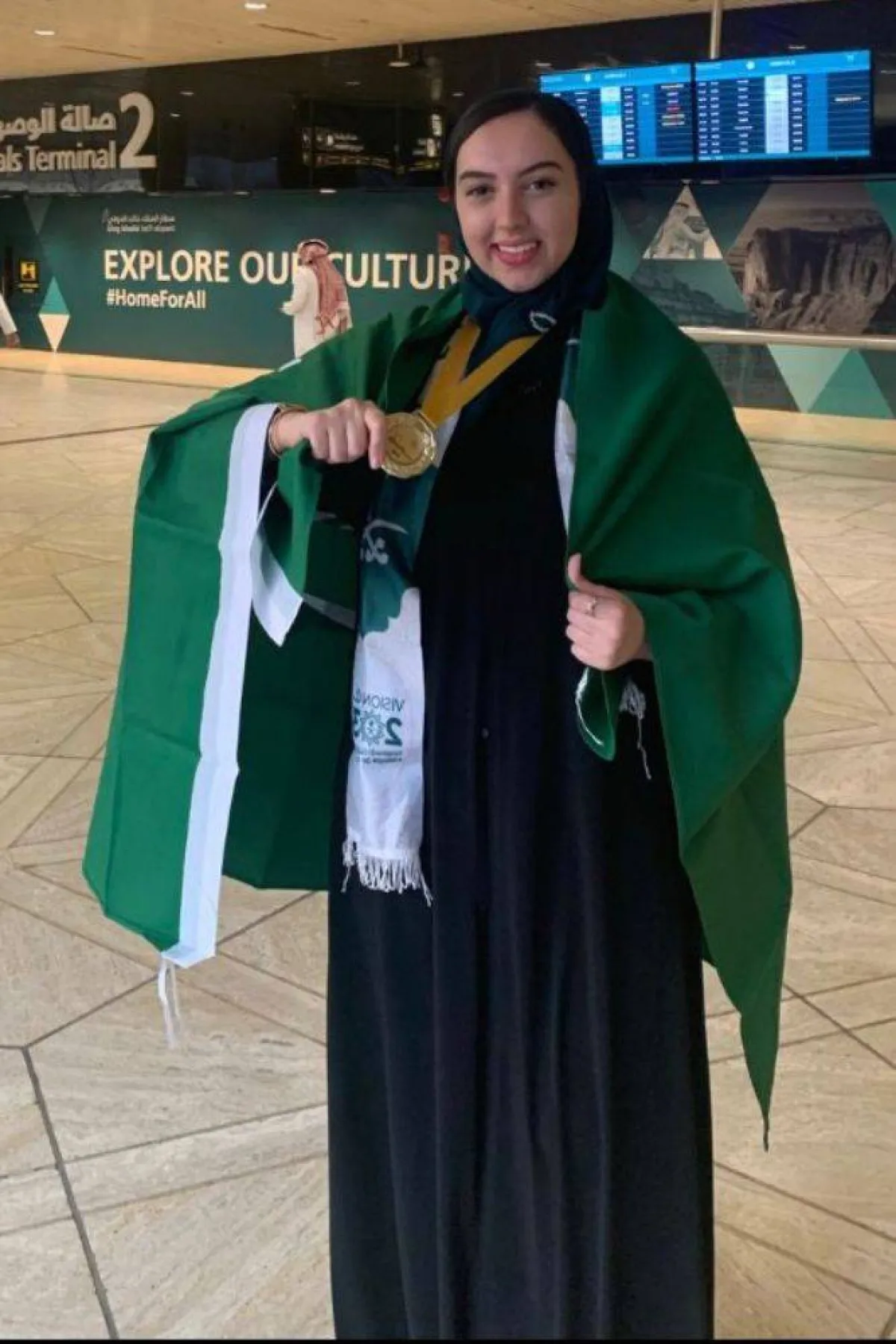 صورة تظهر روبي خالد رجب بعلم السعودية مصدر الصورة روبي رجب