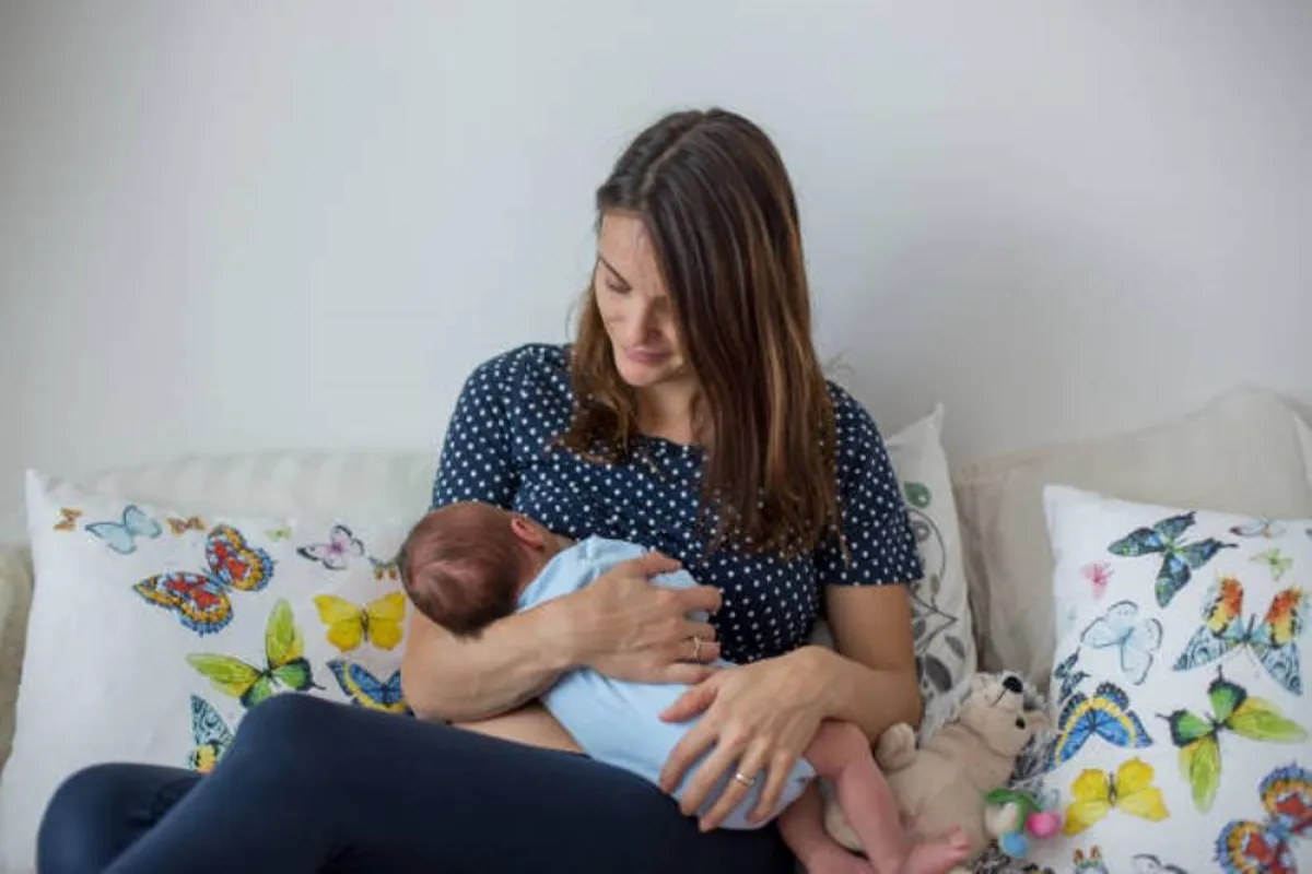 صورة لأم تستمتع بإرضاع مولودها