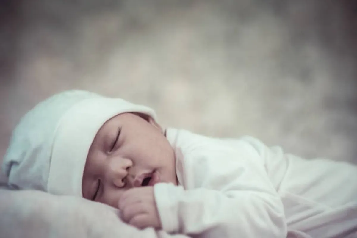 صورة لمولود نائم بعد شبع