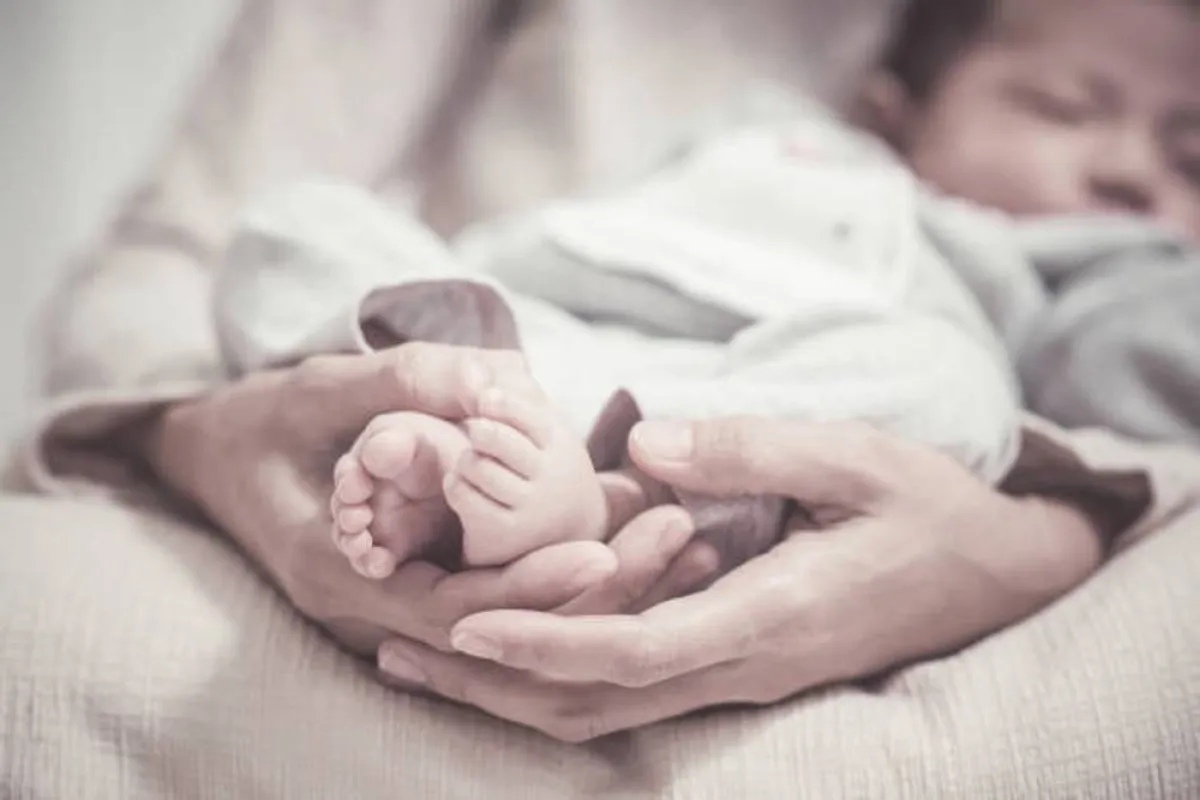 صورة لمولود في الشهر الأول ينام بعد شبعه