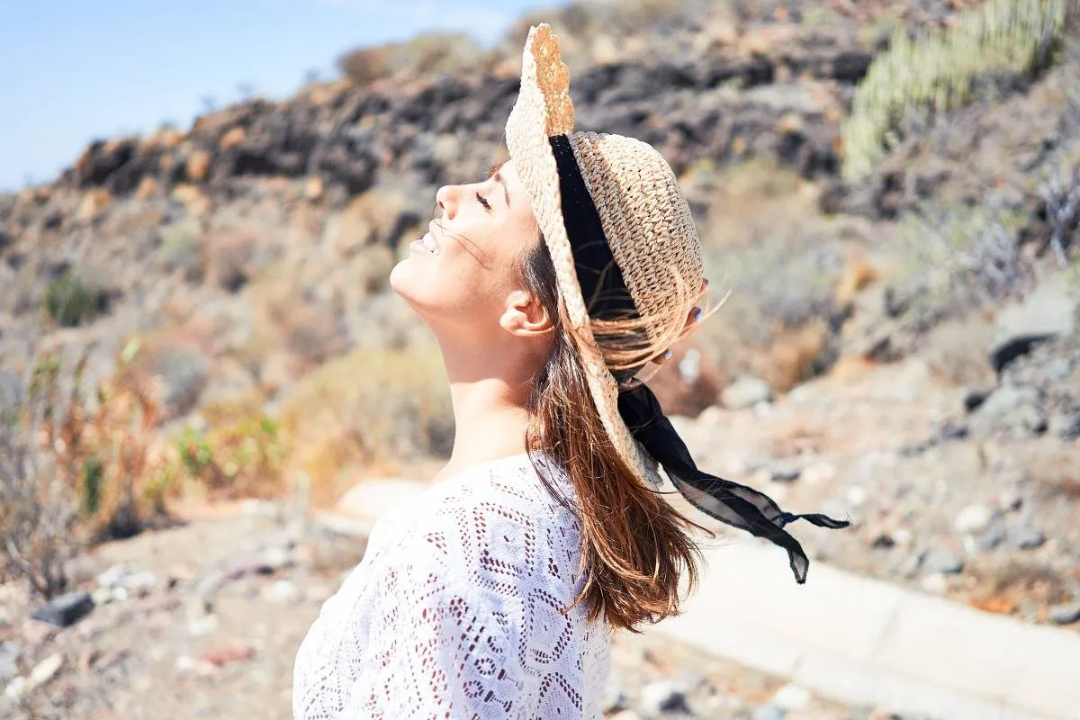 من الضروري استعمال مرطب للبشرة عند السفر في الصيف