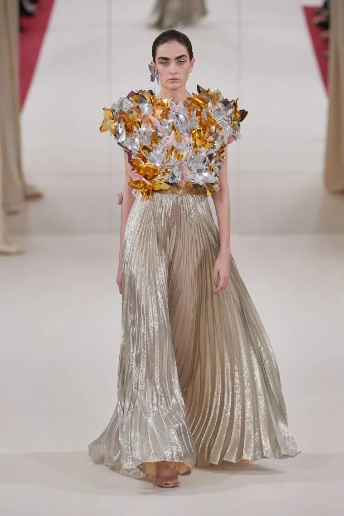 فساتين خطوبة بألوان معدنية