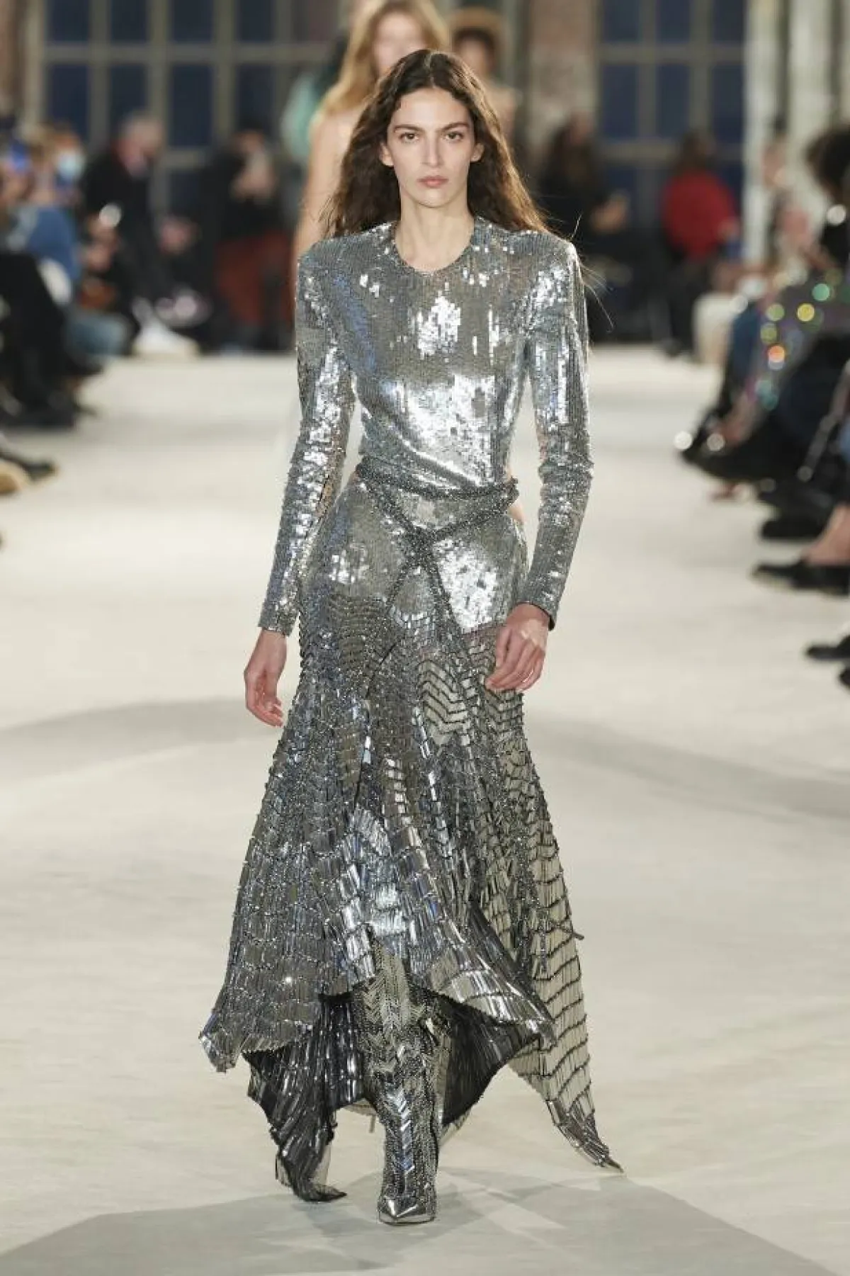 فساتين خطوبة بألوان معدنية