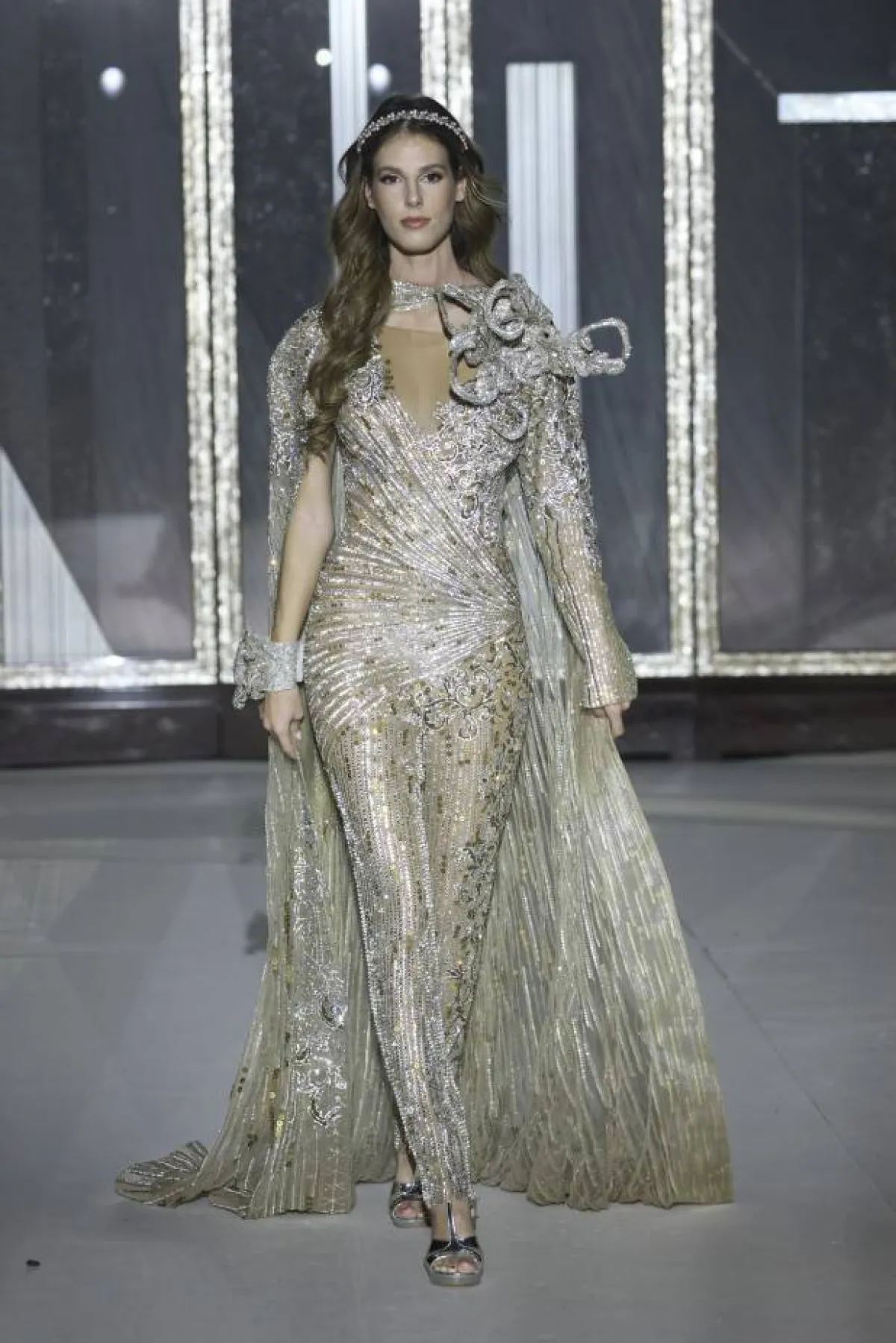 فساتين خطوبة بألوان معدنية