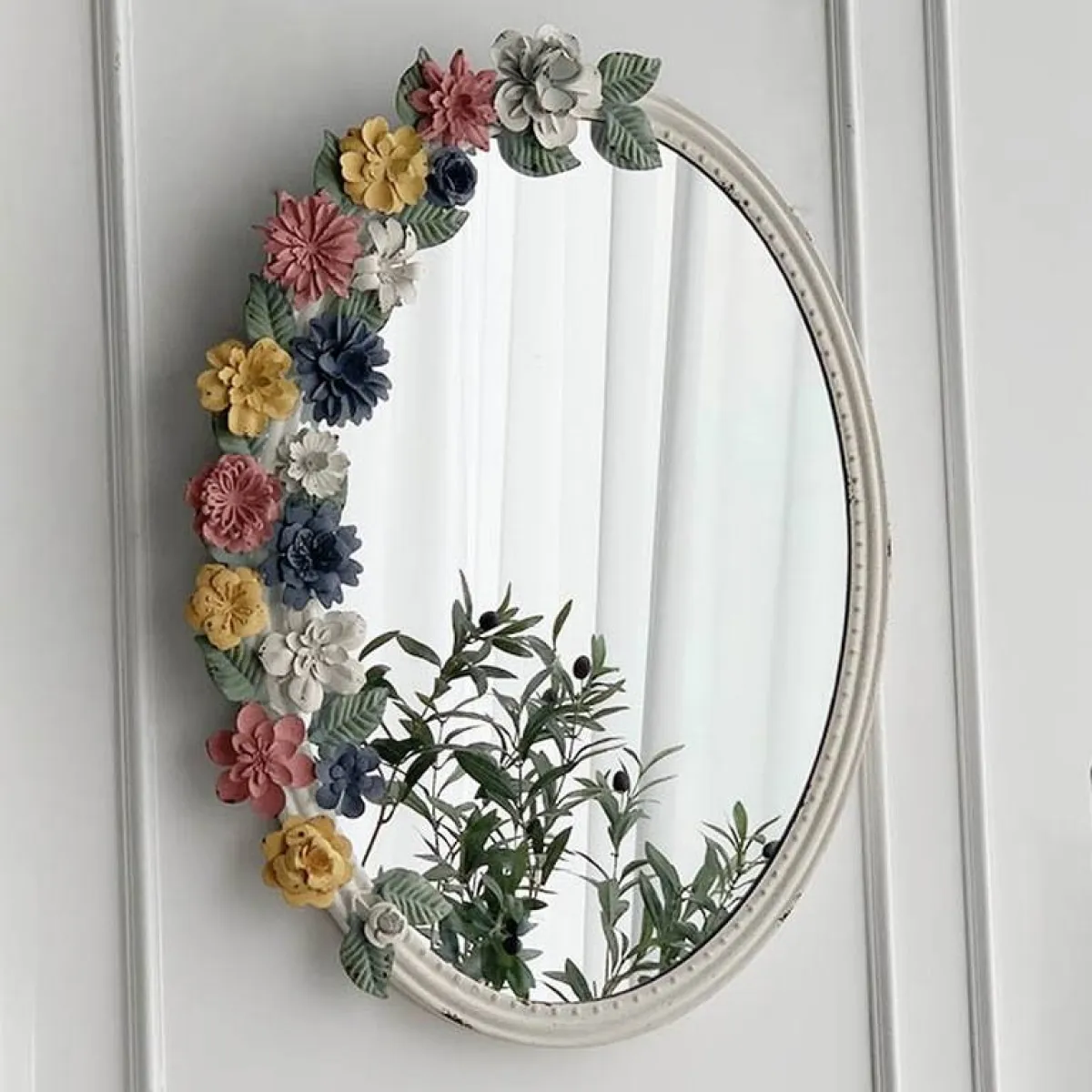 مرآة تشي بطابع أنثوي 