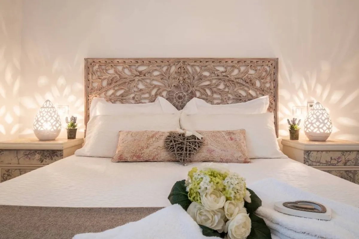 غرفة نوم تتبع ديكوراتها النمط الـ"شابي شيك"