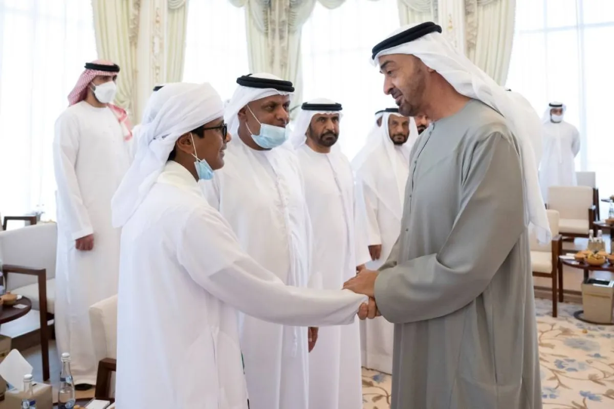 الشيخ محمد بن زايد مع الطالب خميس  الجنيبي. الصورة من "وام"