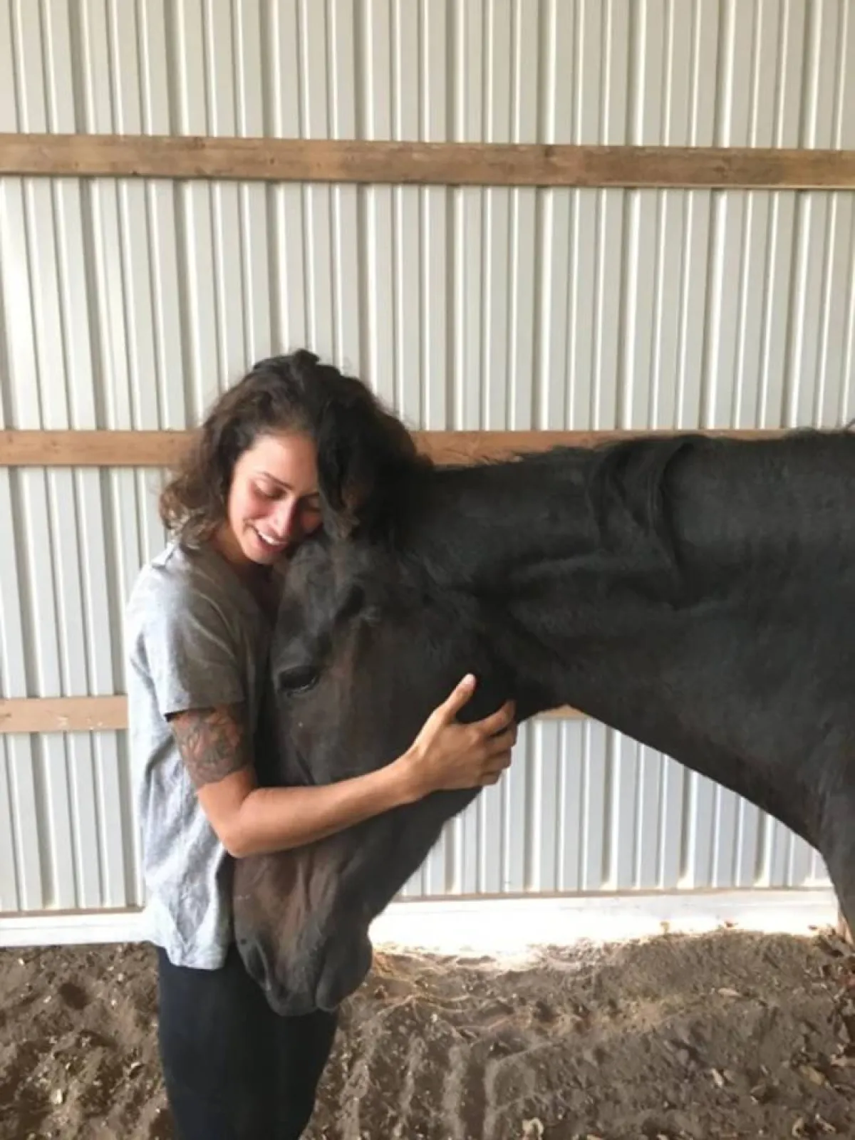 تركت عملاً براتب 60 ألف إسترليني لتعمل معالجة روحانية للحيوانات