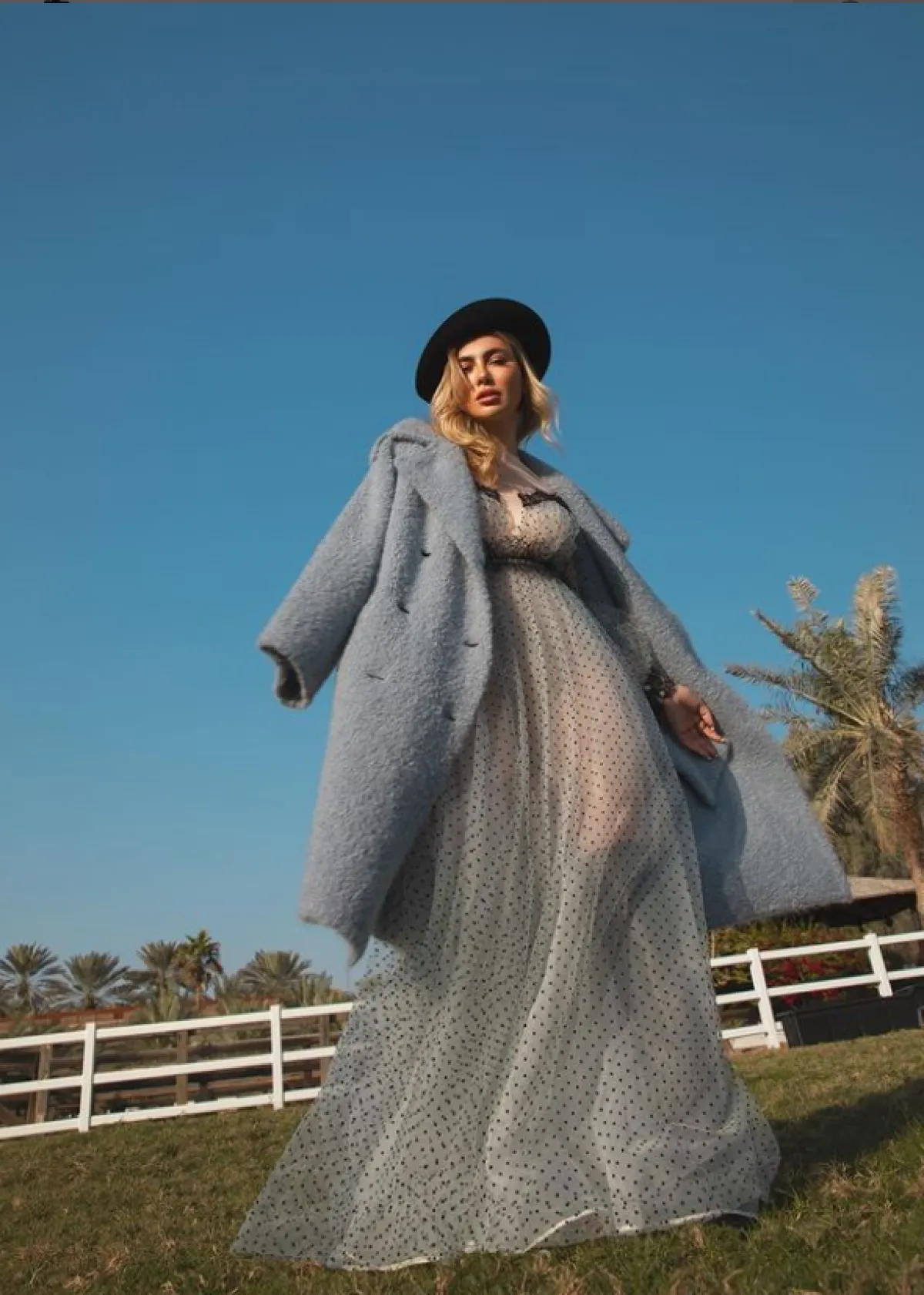 ستيفاني صليبا ترتدي  الفستان الرمادي