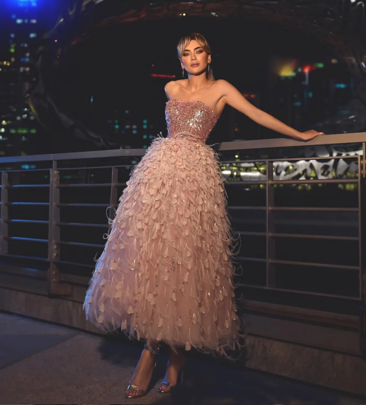 ستيفاني صليبا ترتدي الميتاليكي النيود