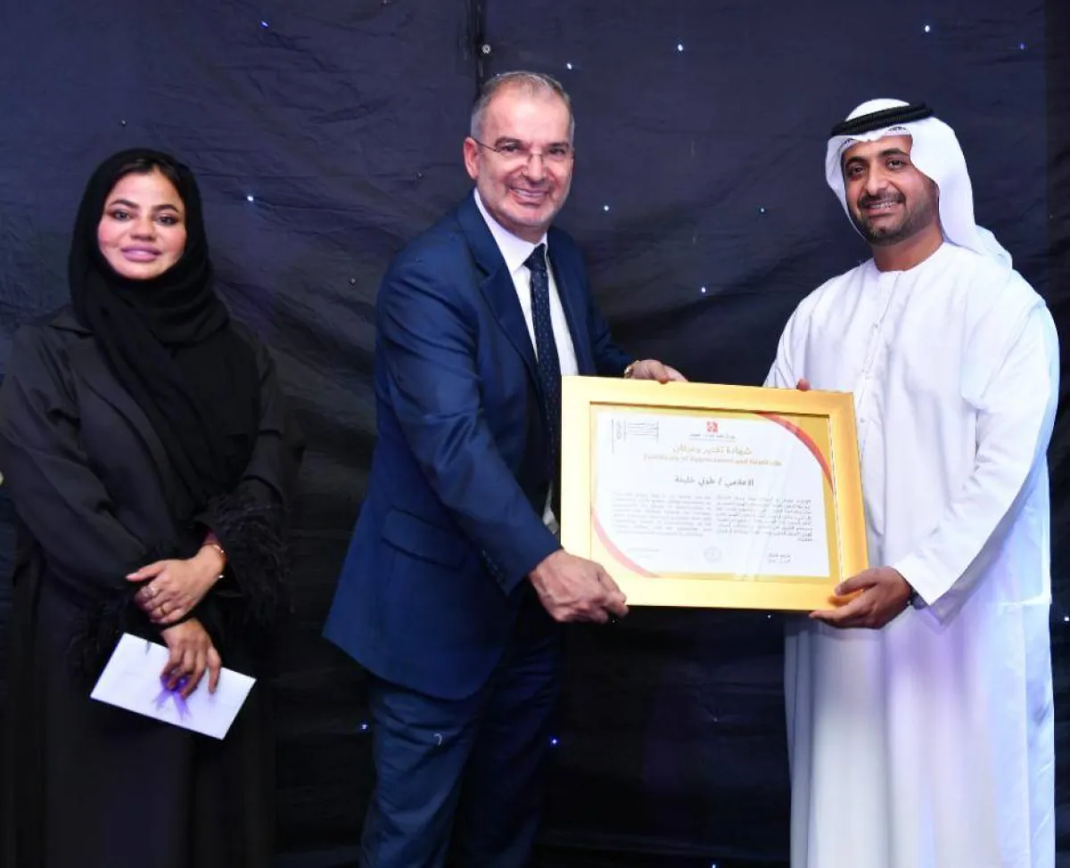 صورة الشيخ مكتوم يسلم التكريم للإعلامي طوني خليفة