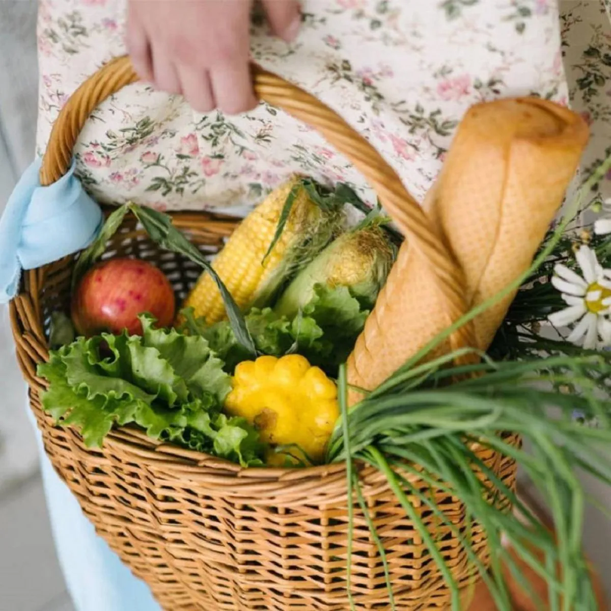 صورة لسلة تحوي فواكه وخضروات 