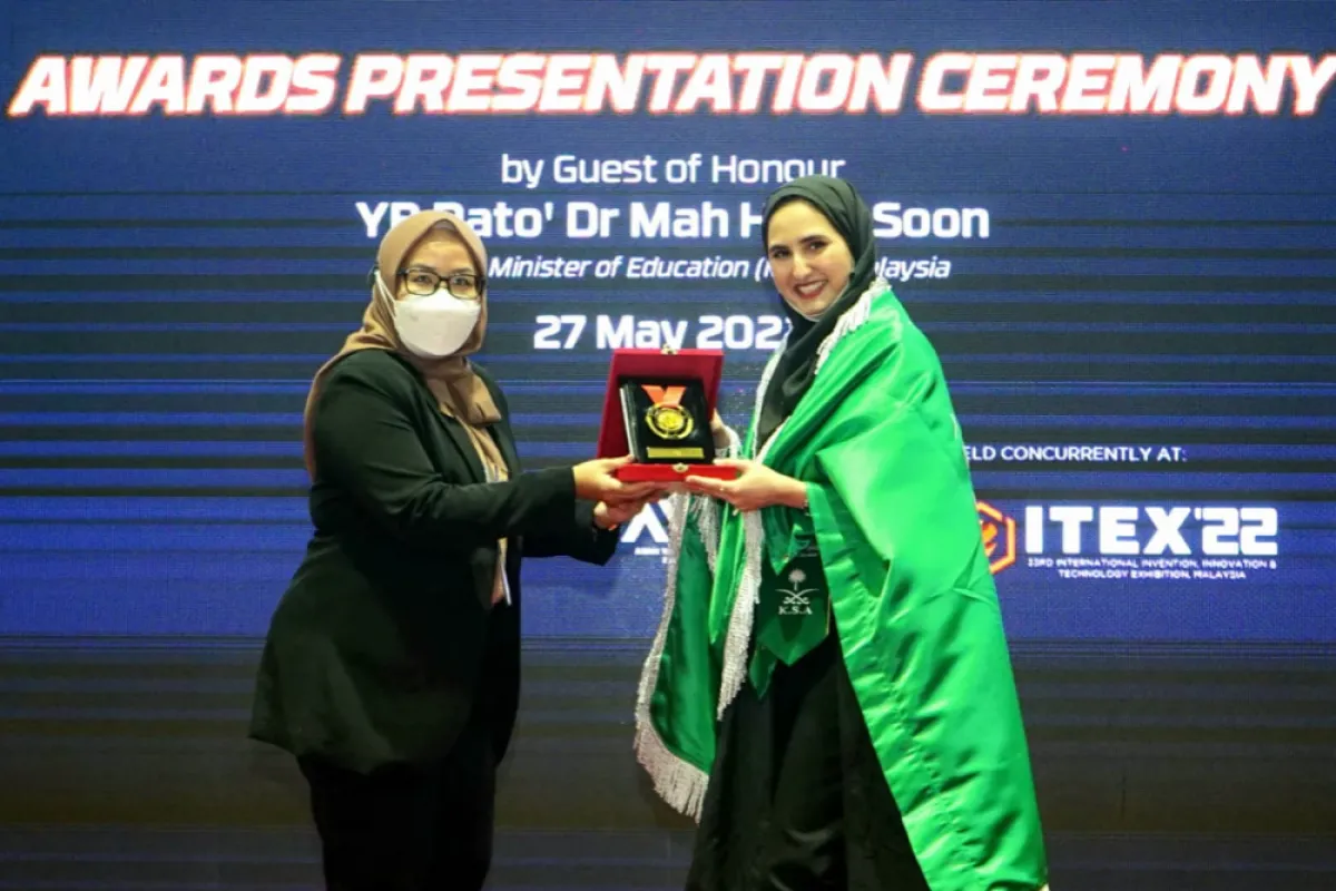 تظهر الصورة جنى وهي تستلم المدالية مصدر الصورة جنى