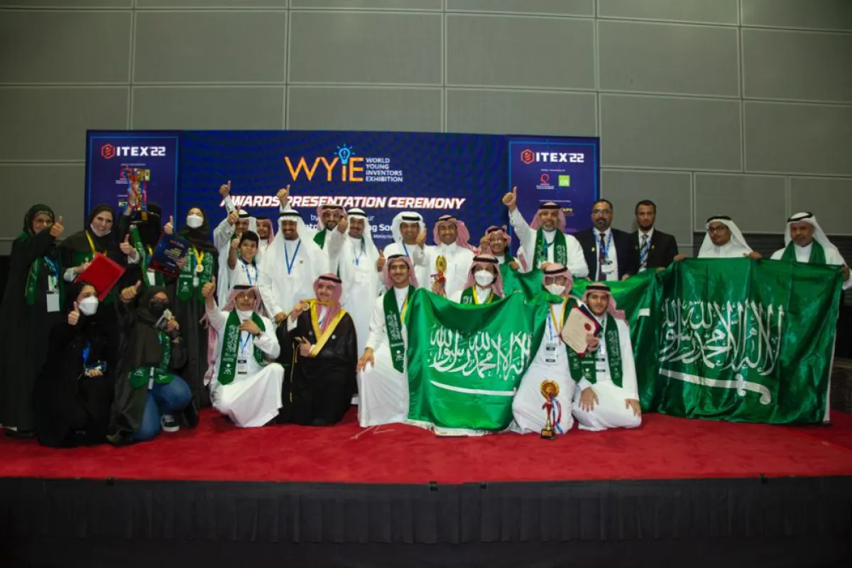 تظهر الصورة جنى غسان زكائي مع فريق ITEX22 السعودي مصدر الصورة جنى