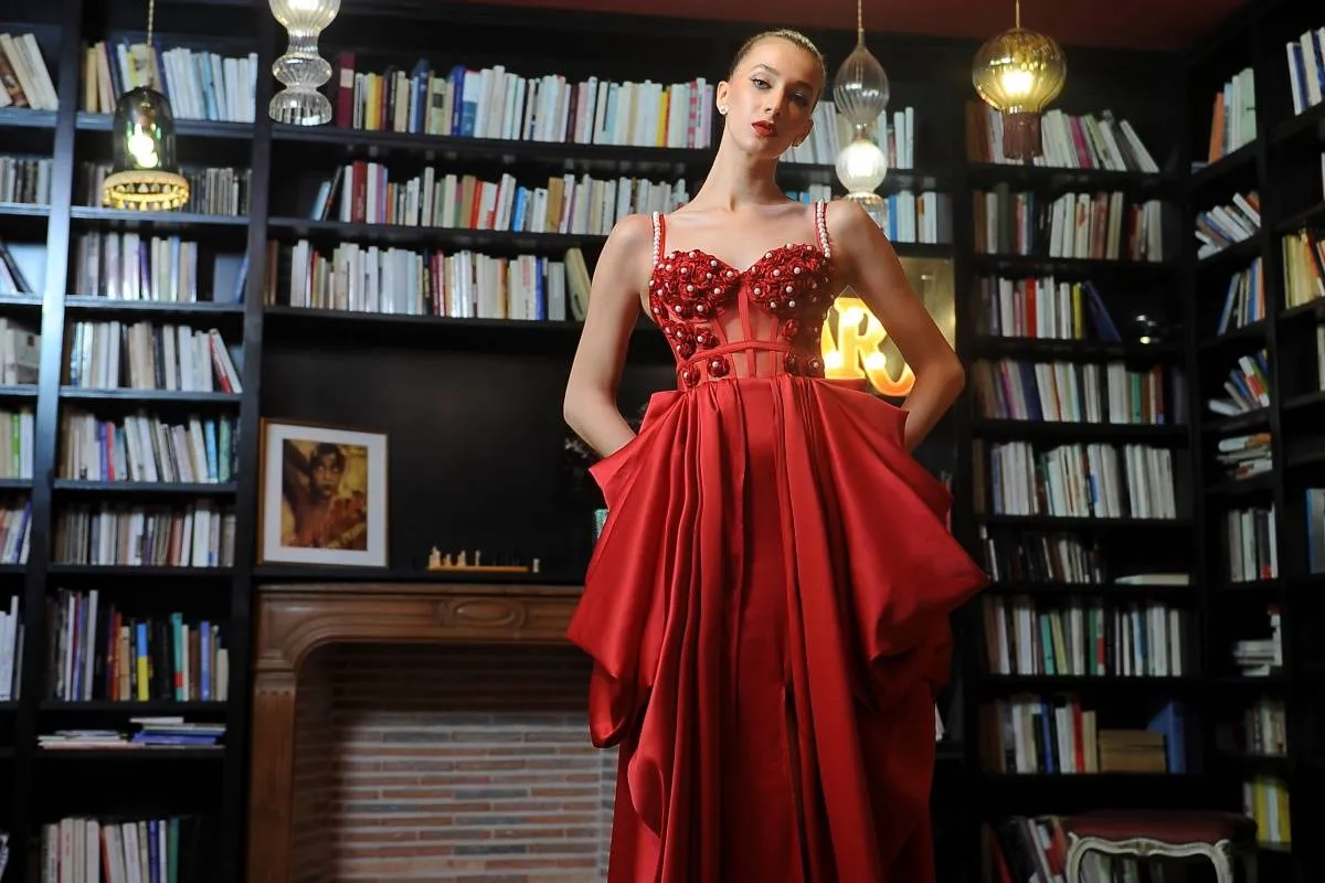فساتين باللون الأحمر من عروض الأزياء الراقية