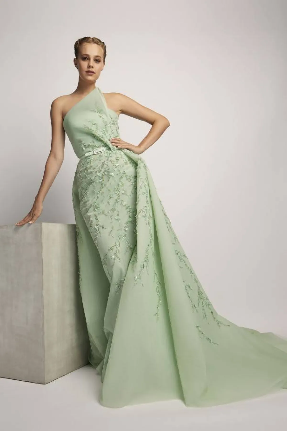 موديلات فساتين بكتف واحدة