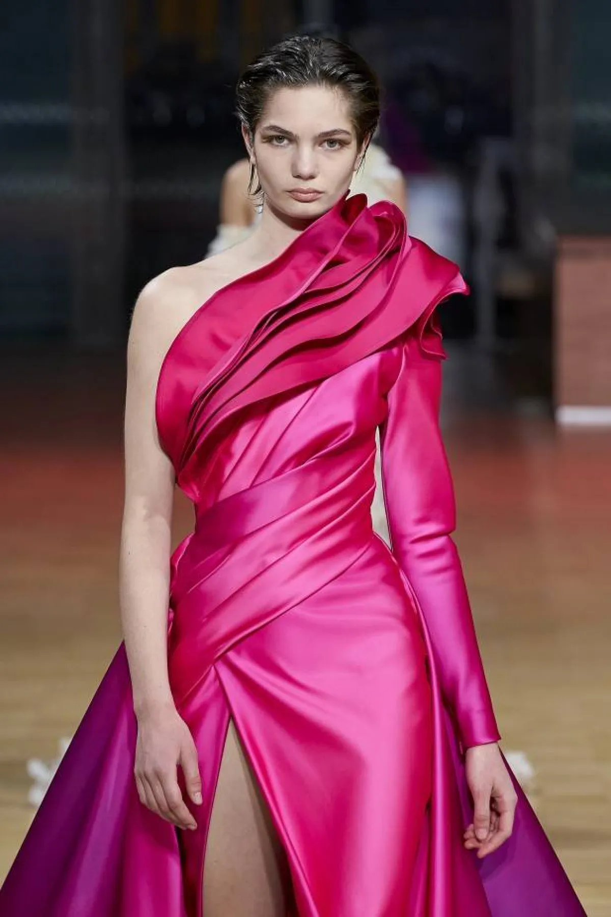 موديلات فساتين بكتف واحدة