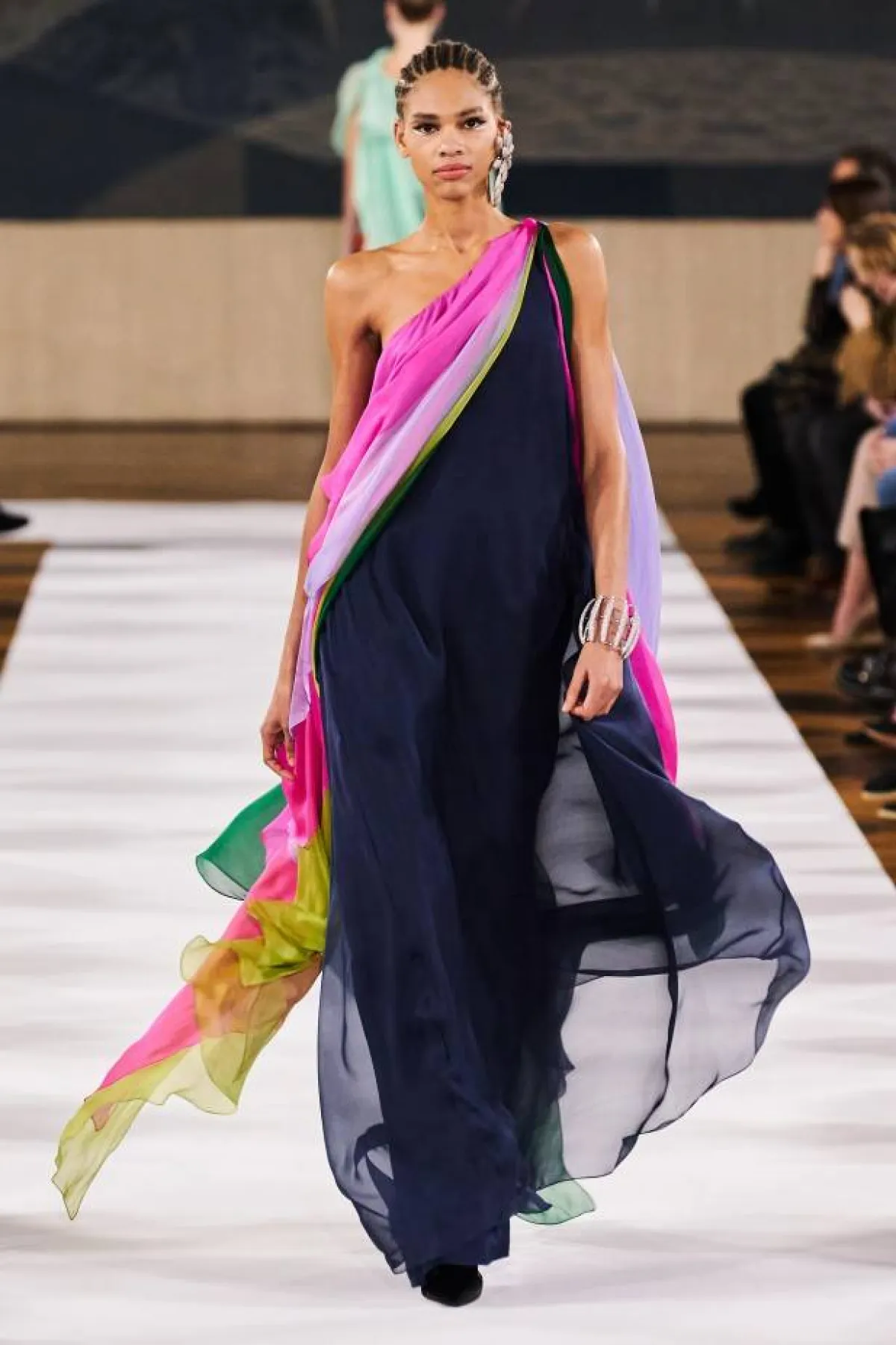 موديلات فساتين بكتف واحدة