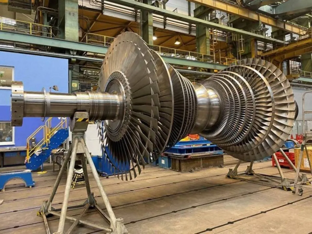 تركيب التوربينة البخارية لأكبر مركز لمعالجة النفايات - الصورة من وام