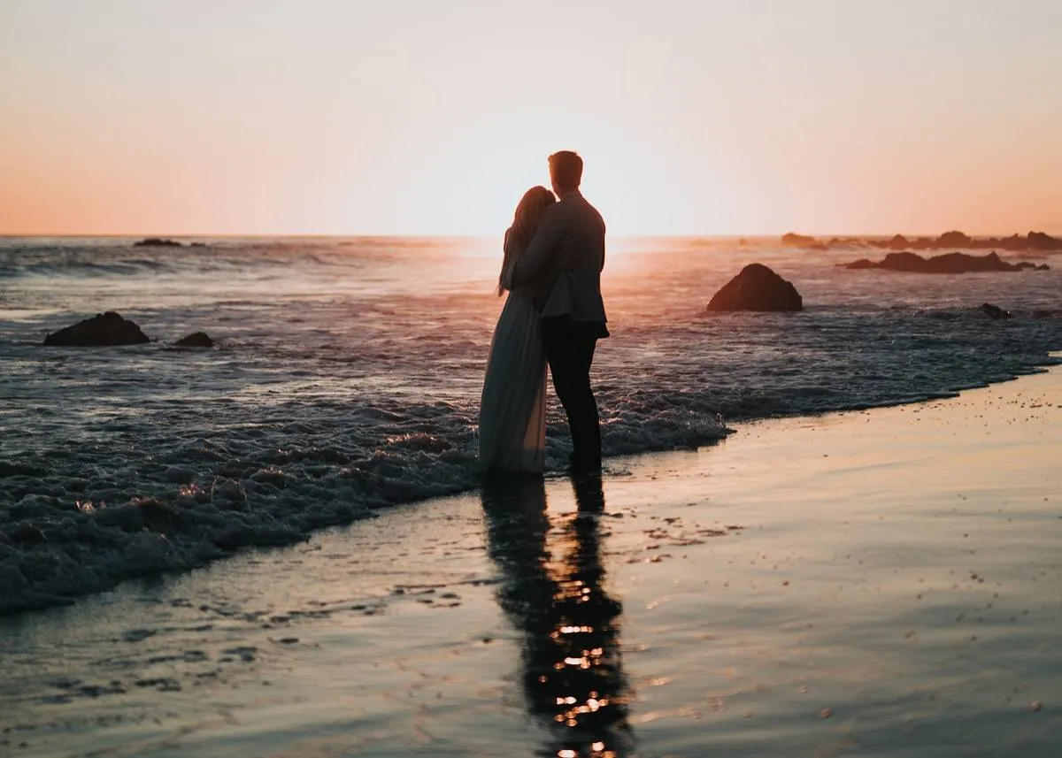 صورة حبيبين على البحر