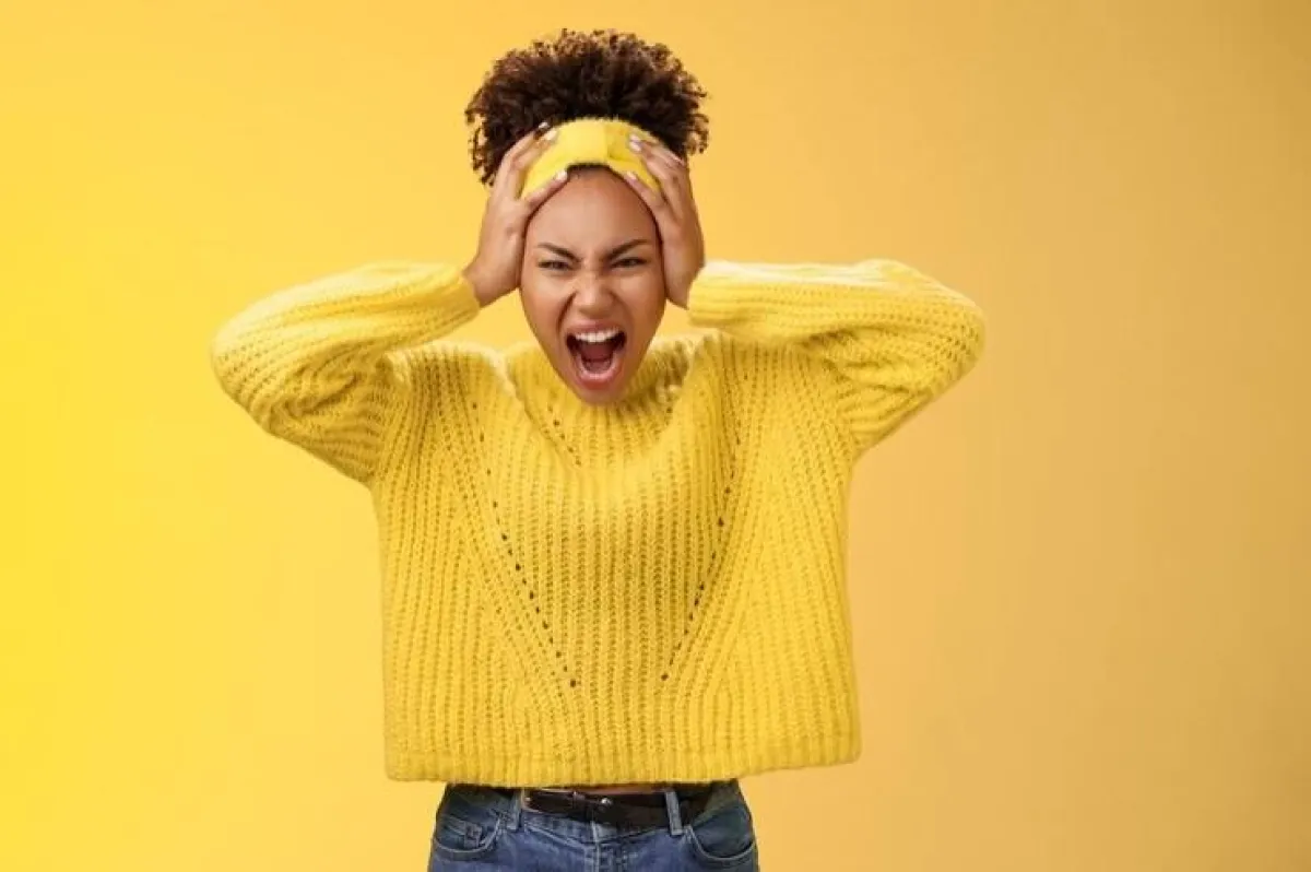 الجنون مرض عقلي يجعل الإنسان غير قادر على إدارة شؤونه ويقوم بسلوك اندفاعي لا يمكن السيطرة عليه