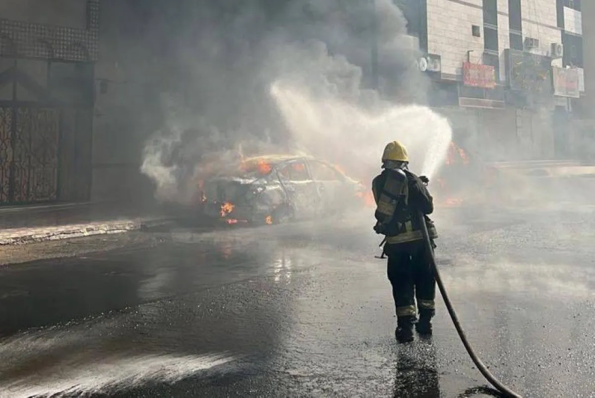 جهود الدفاع المدني في إخماد حريق شب في مركبتين