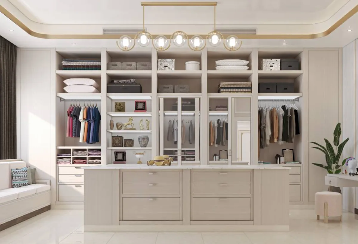 الخزانة تُجزّأ عموماً إلى جزئين: أحدهما لملابس الموسم، والثاني للملابس والحاجيات اليوميّة