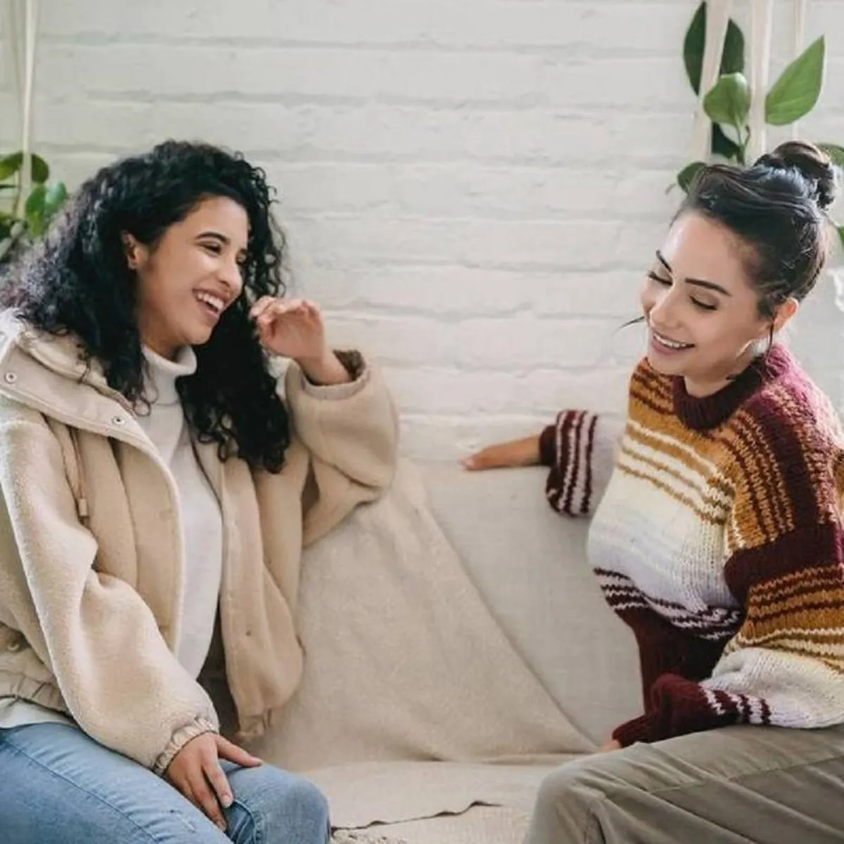 صورة لصديقتين