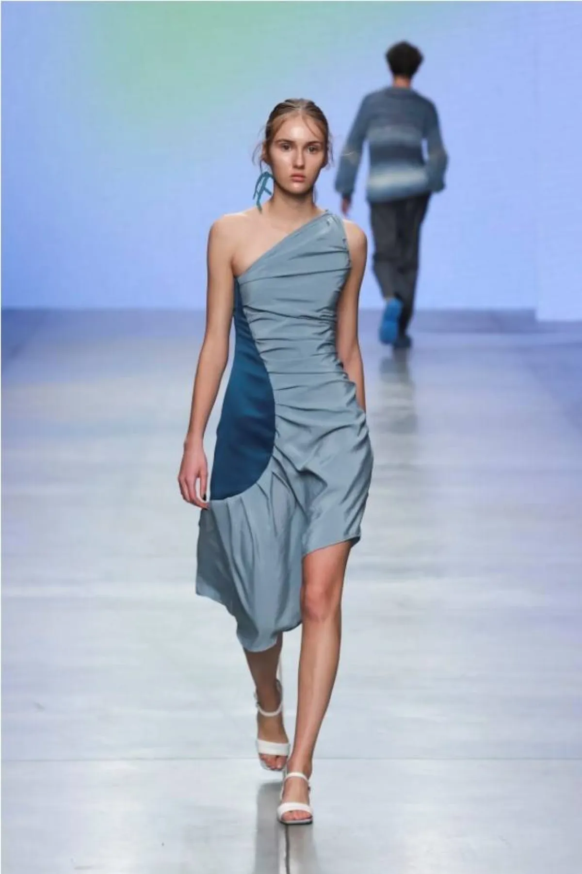 فساتين بلونين مختلفين لصيف 2022  من أغاتا أنتر  Agata Enter