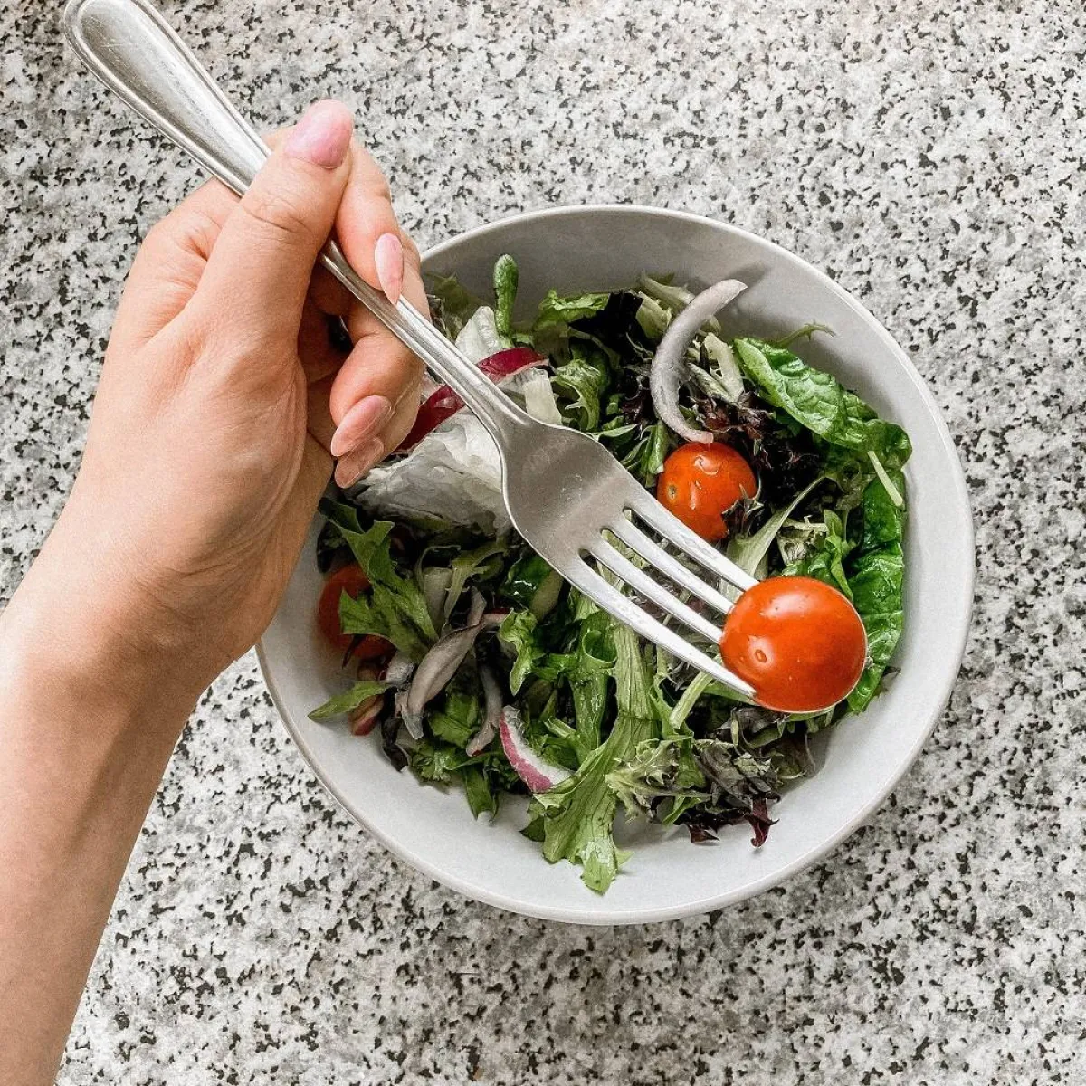 صورة لطبق سلاطة يحوي البصل