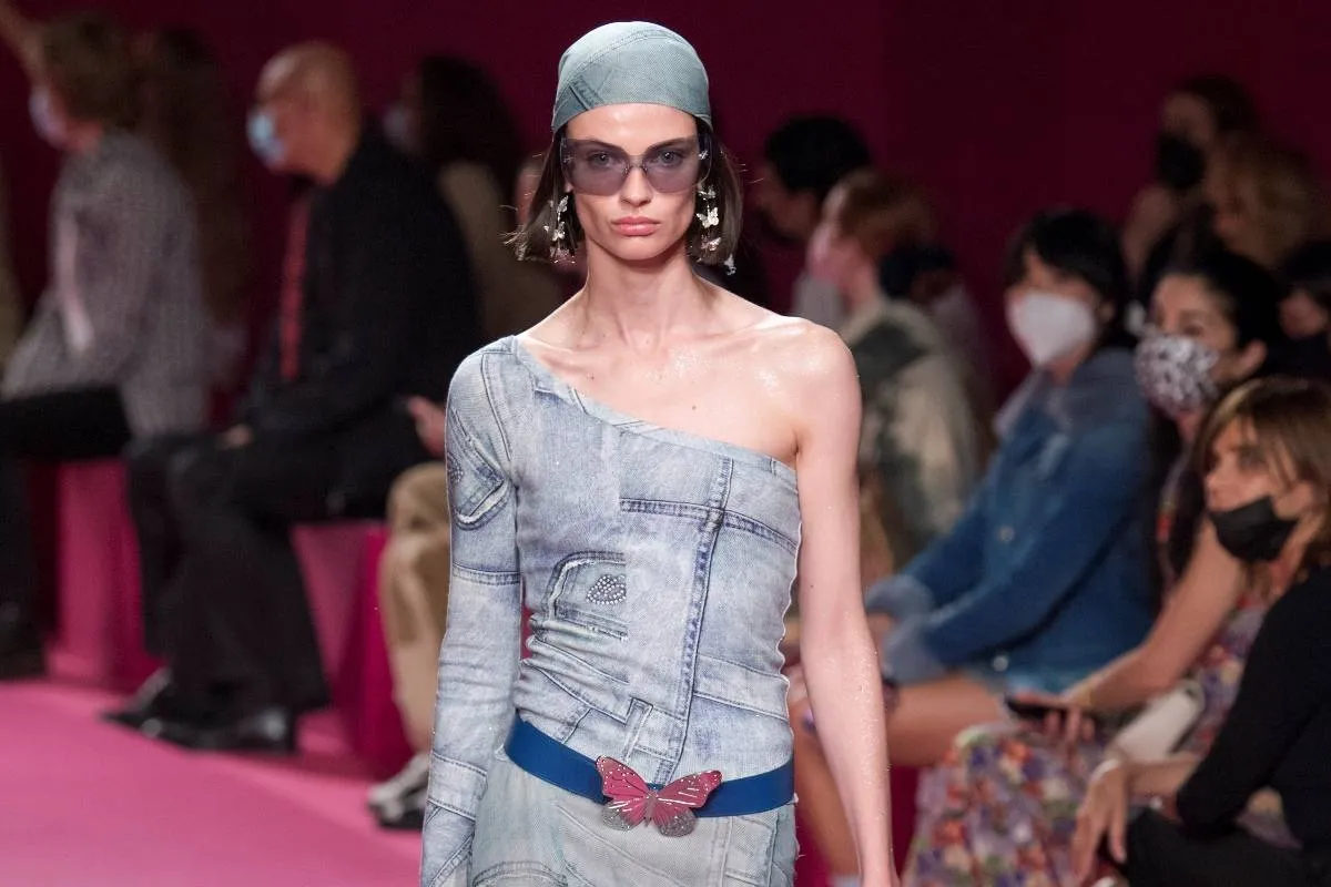 موديلات فساتين بكتف واحدة