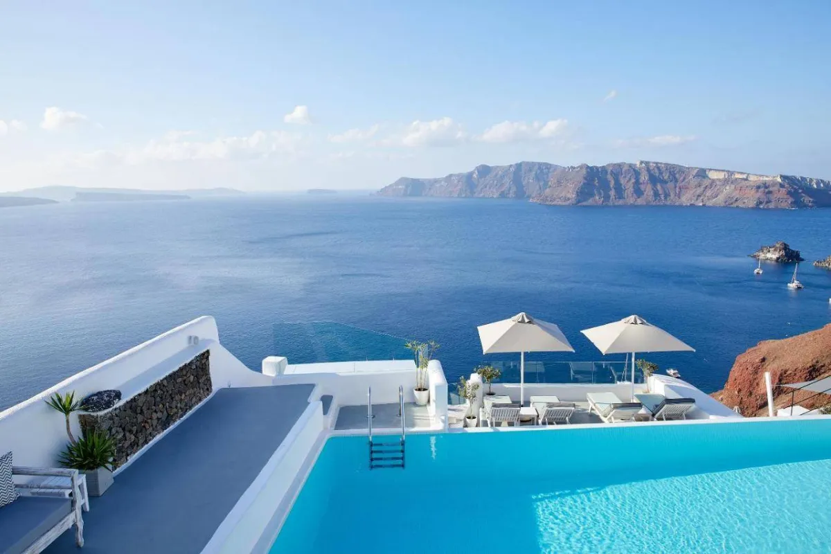 إقامة رومانسية في أشهر فنادق أويا اليونانية