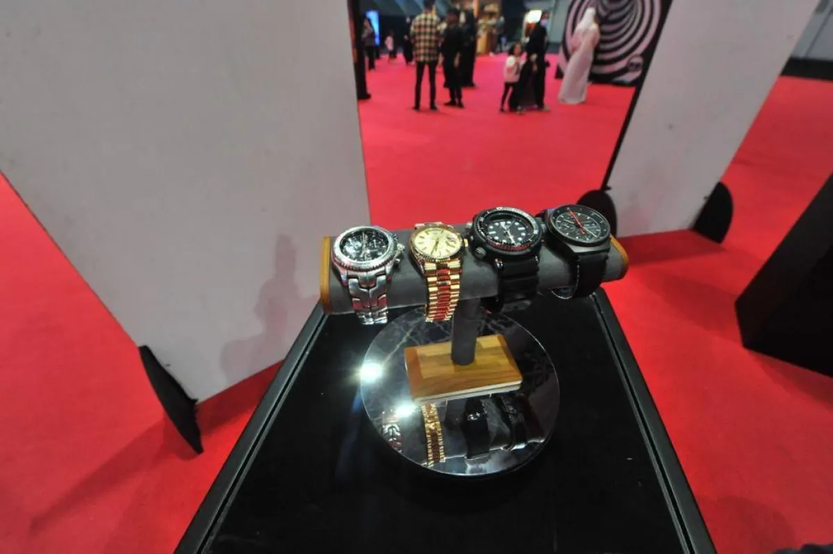 مجموعة من الساعات المشاركة