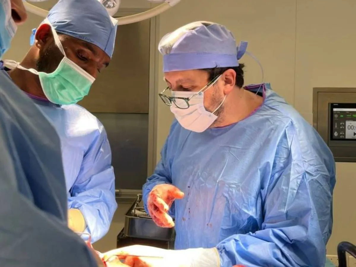 الفريق الطبي أثناء العمليات - الصورة من الرؤية