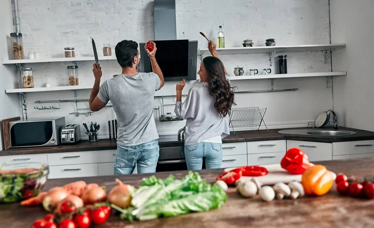 صورة زوج يساعد زوجته في المطبخ