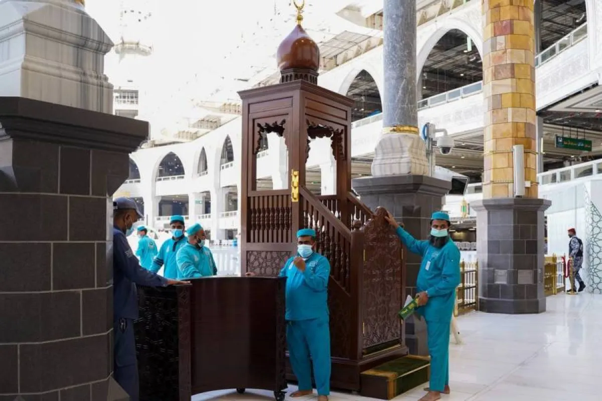 نقل منبر خطيب الجمعة بالمسجد الحرام إلى موقعه داخل صحن المطاف