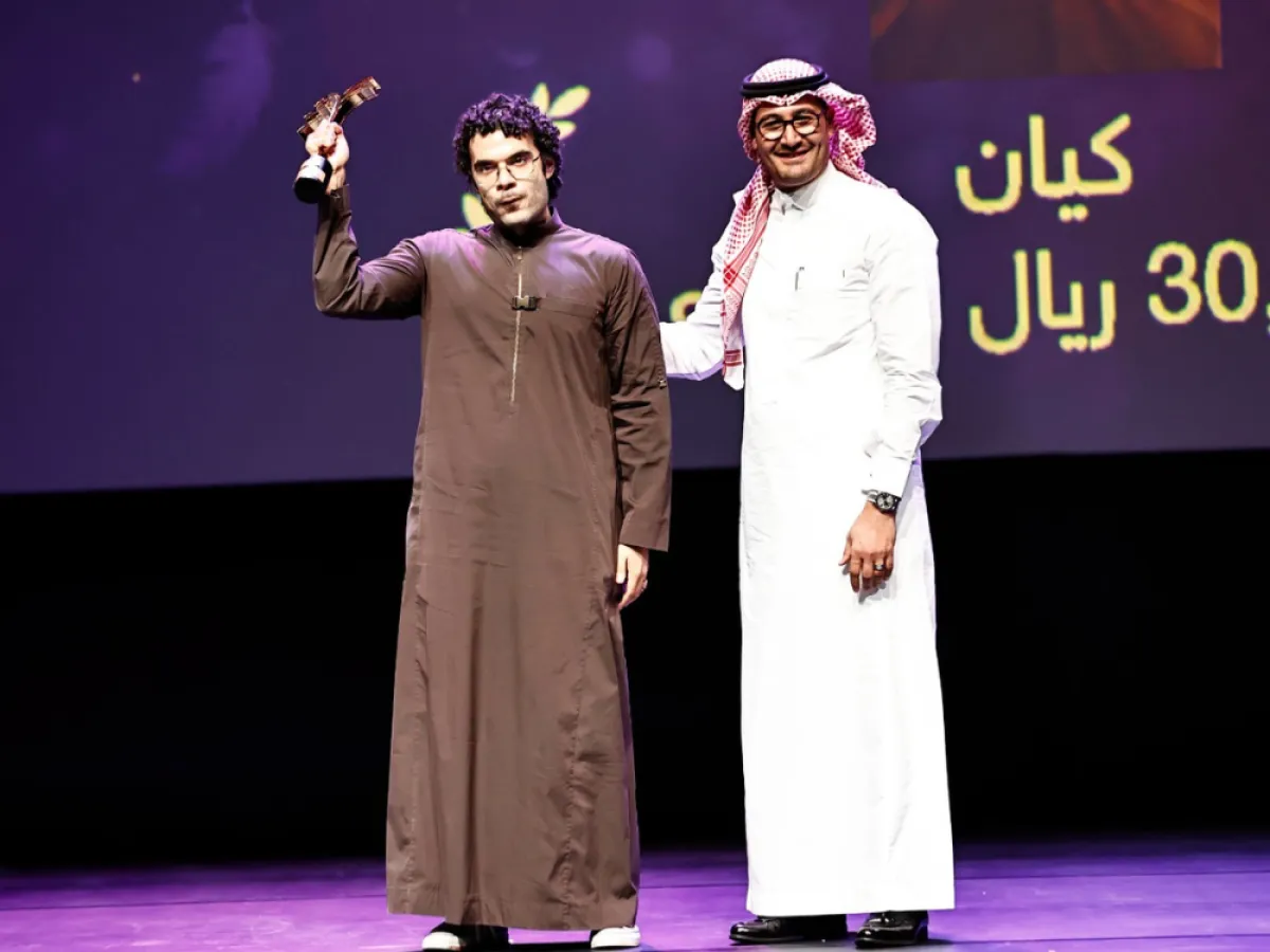 د. حكيم جمعة يتسلم جائزته - الصورة خاصة بـ"سيدتي"