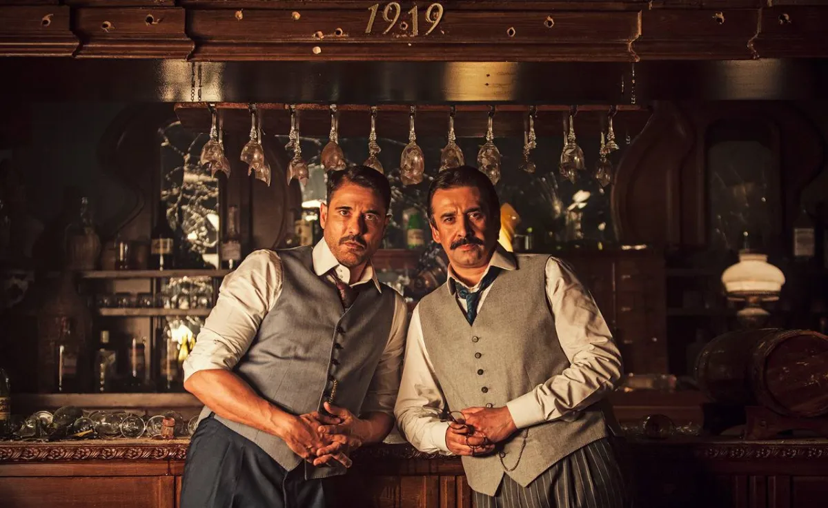 أحمد عز وكريم عبد العزيز في كواليس تصوير العمل - الصورة من حساب أحمد عز على انستغرام