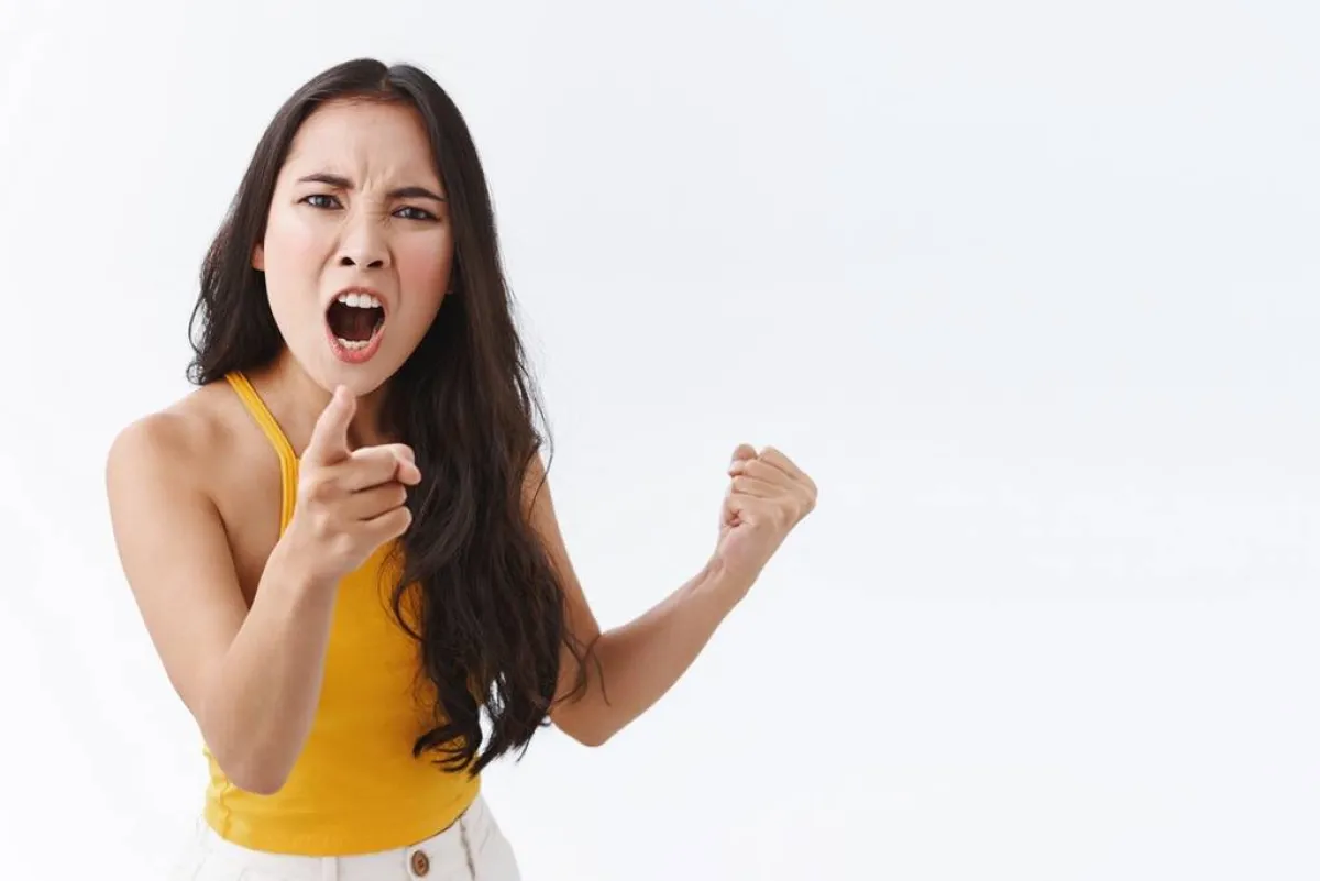 الانفعال عند العتاب يخرج عن قواعد الإتيكيت